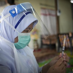 Malaysia Uji Keampuhan Vaksin Sinovac, AZ & Pfizer, Hasilnya?