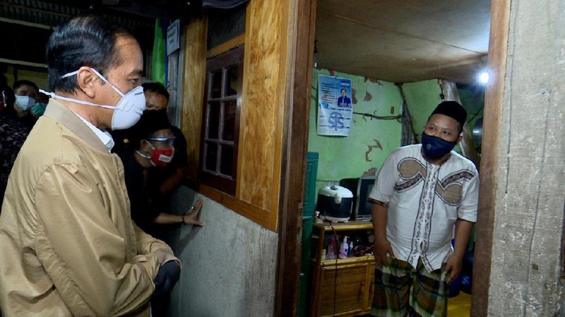 Presiden Joko Widodo pada Kamis malam, 15 Juli 2021, melakukan blusukan ke rumah warga di Kelurahan Sunter Agung, Kecamatan Tanjung Priok, Jakarta Utara. Presiden yang tiba di lokasi sekitar pukul 20.52 WIB, memberikan langsung bantuan sembako bagi masyarakat yang membutuhkan.. (Biro Pers Kepresidenan RI)