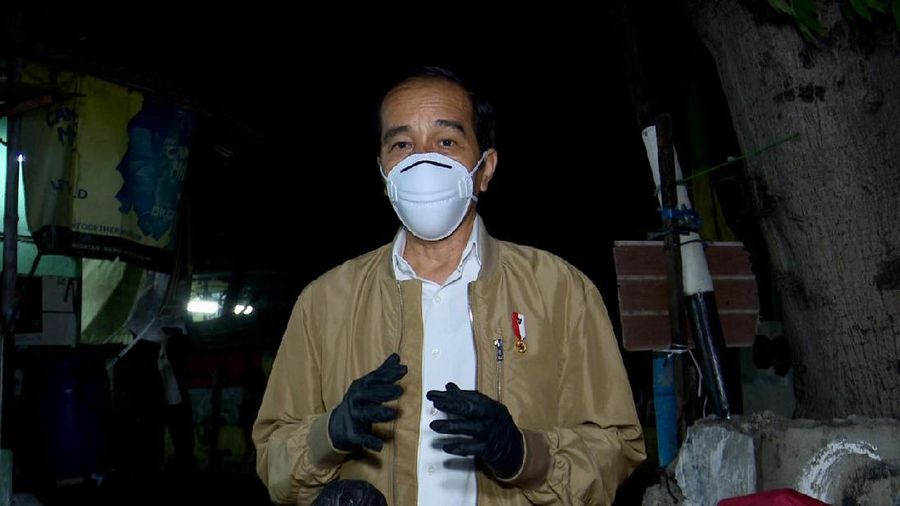 Presiden Joko Widodo pada Kamis malam, 15 Juli 2021, melakukan blusukan ke rumah warga di Kelurahan Sunter Agung, Kecamatan Tanjung Priok, Jakarta Utara. Presiden yang tiba di lokasi sekitar pukul 20.52 WIB, memberikan langsung bantuan sembako bagi masyarakat yang membutuhkan.. (Biro Pers Kepresidenan RI)