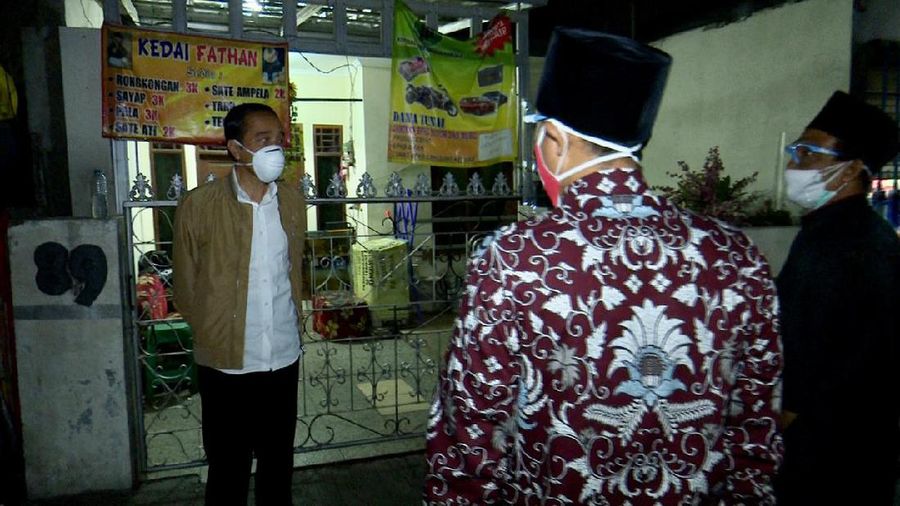 Presiden Joko Widodo pada Kamis malam, 15 Juli 2021, melakukan blusukan ke rumah warga di Kelurahan Sunter Agung, Kecamatan Tanjung Priok, Jakarta Utara. Presiden yang tiba di lokasi sekitar pukul 20.52 WIB, memberikan langsung bantuan sembako bagi masyarakat yang membutuhkan.. (Biro Pers Kepresidenan RI)