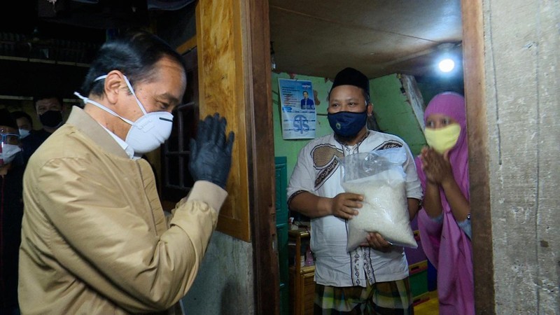 Presiden Joko Widodo pada Kamis malam, 15 Juli 2021, melakukan blusukan ke rumah warga di Kelurahan Sunter Agung, Kecamatan Tanjung Priok, Jakarta Utara. Presiden yang tiba di lokasi sekitar pukul 20.52 WIB, memberikan langsung bantuan sembako bagi masyarakat yang membutuhkan.. (Biro Pers Kepresidenan RI) Presiden Joko Widodo pada Kamis malam, 15 Juli 2021, melakukan blusukan ke rumah warga di Kelurahan Sunter Agung, Kecamatan Tanjung Priok, Jakarta Utara. Presiden yang tiba di lokasi sekitar pukul 20.52 WIB, memberikan langsung bantuan sembako bagi masyarakat yang membutuhkan.. (Biro Pers Kepresidenan RI)