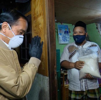 Covid RI Rekor! Ini Penampakan Jokowi Blusukan Bagi-bagi Obat