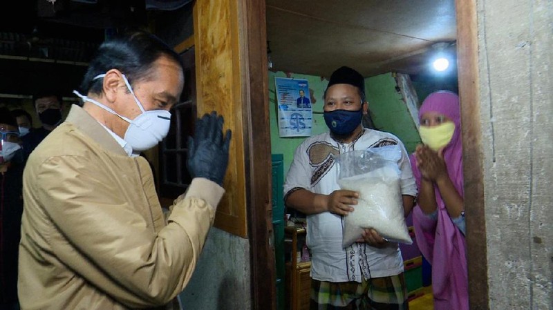 Presiden Joko Widodo pada Kamis malam, 15 Juli 2021, melakukan blusukan ke rumah warga di Kelurahan Sunter Agung, Kecamatan Tanjung Priok, Jakarta Utara. Presiden yang tiba di lokasi sekitar pukul 20.52 WIB, memberikan langsung bantuan sembako bagi masyarakat yang membutuhkan.. (Biro Pers Kepresidenan RI)