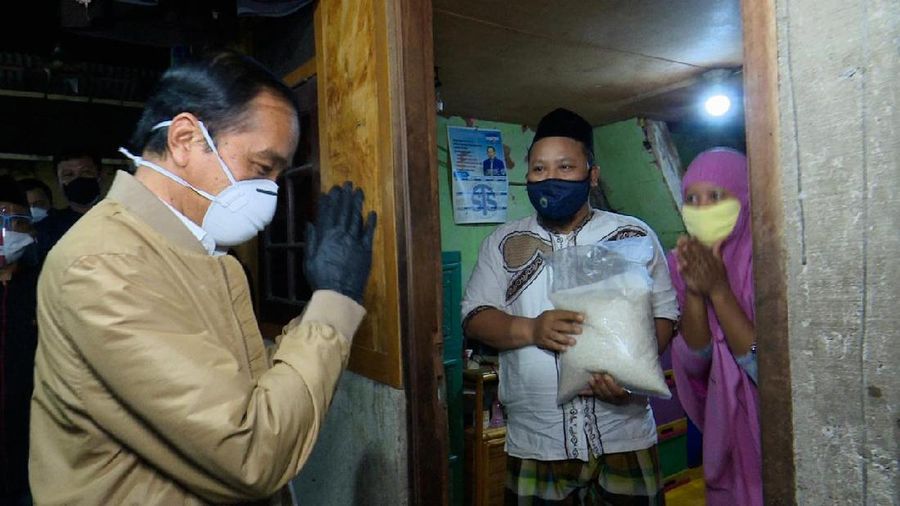 Presiden Joko Widodo pada Kamis malam, 15 Juli 2021, melakukan blusukan ke rumah warga di Kelurahan Sunter Agung, Kecamatan Tanjung Priok, Jakarta Utara. Presiden yang tiba di lokasi sekitar pukul 20.52 WIB, memberikan langsung bantuan sembako bagi masyarakat yang membutuhkan.. (Biro Pers Kepresidenan RI)
