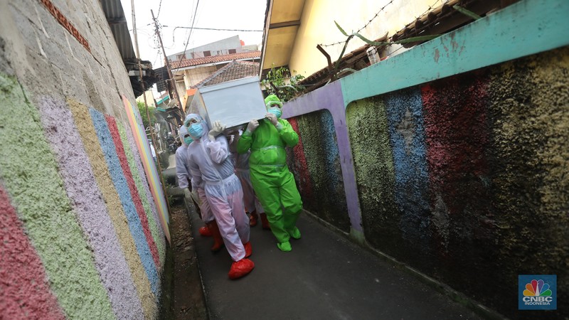 Sejumlah satgas pemulasaran jenazah covid-19 bersiap untuk memakamkan jenazah covid-19 yang meninggal saat isolasi mandiri di Jalan Camat Gabung, Jagakarsa, Lenteng agung, Jakarta, Jumat (16/7/2021). (CNBC Indonesia/Andrean Kristianto) Sejumlah satgas pemulasaran jenazah covid-19 bersiap untuk memakamkan jenazah covid-19 yang meninggal saat isolasi mandiri di Jalan Camat Gabung, Jagakarsa, Lenteng agung, Jakarta, Jumat (16/7/2021). (CNBC Indonesia/Andrean Kristianto)