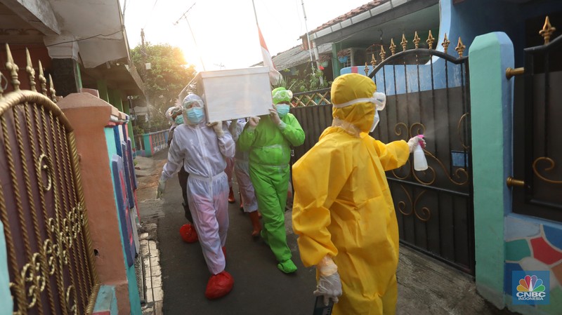Sejumlah satgas pemulasaran jenazah covid-19 bersiap untuk memakamkan jenazah covid-19 yang meninggal saat isolasi mandiri di Jalan Camat Gabung, Jagakarsa, Lenteng agung, Jakarta, Jumat (16/7/2021). (CNBC Indonesia/Andrean Kristianto) Sejumlah satgas pemulasaran jenazah covid-19 bersiap untuk memakamkan jenazah covid-19 yang meninggal saat isolasi mandiri di Jalan Camat Gabung, Jagakarsa, Lenteng agung, Jakarta, Jumat (16/7/2021). (CNBC Indonesia/Andrean Kristianto)