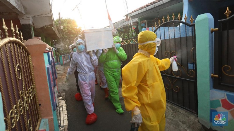 Sejumlah satgas pemulasaran jenazah covid-19 bersiap untuk memakamkan jenazah covid-19 yang meninggal saat isolasi mandiri di Jalan Camat Gabung, Jagakarsa, Lenteng agung, Jakarta, Jumat (16/7/2021). (CNBC Indonesia/Andrean Kristianto)