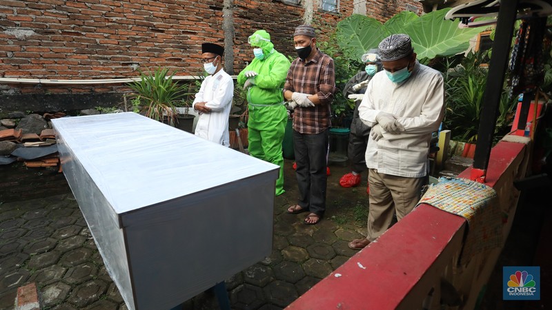Sejumlah satgas pemulasaran jenazah covid-19 bersiap untuk memakamkan jenazah covid-19 yang meninggal saat isolasi mandiri di Jalan Camat Gabung, Jagakarsa, Lenteng agung, Jakarta, Jumat (16/7/2021). (CNBC Indonesia/Andrean Kristianto) Sejumlah satgas pemulasaran jenazah covid-19 bersiap untuk memakamkan jenazah covid-19 yang meninggal saat isolasi mandiri di Jalan Camat Gabung, Jagakarsa, Lenteng agung, Jakarta, Jumat (16/7/2021). (CNBC Indonesia/Andrean Kristianto)