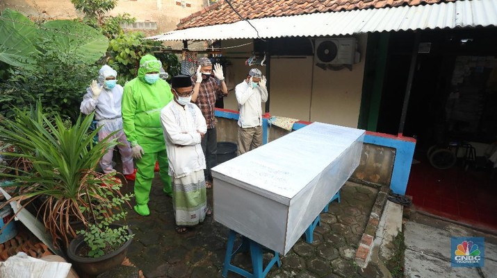 Sejumlah satgas pemulasaran jenazah covid-19 bersiap untuk memakamkan jenazah covid-19 yang meninggal saat isolasi mandiri di Jalan Camat Gabung, Jagakarsa, Lenteng agung, Jakarta, Jumat (16/7/2021). (CNBC Indonesia/Andrean Kristianto)