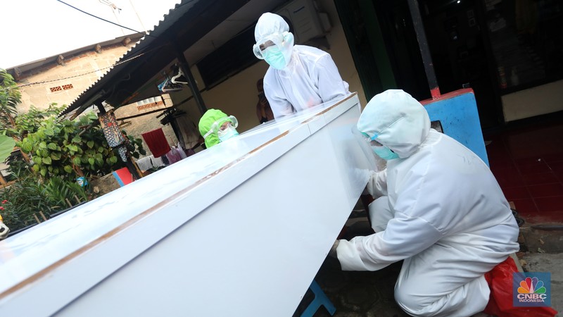 Sejumlah satgas pemulasaran jenazah covid-19 bersiap untuk memakamkan jenazah covid-19 yang meninggal saat isolasi mandiri di Jalan Camat Gabung, Jagakarsa, Lenteng agung, Jakarta, Jumat (16/7/2021). (CNBC Indonesia/Andrean Kristianto) Sejumlah satgas pemulasaran jenazah covid-19 bersiap untuk memakamkan jenazah covid-19 yang meninggal saat isolasi mandiri di Jalan Camat Gabung, Jagakarsa, Lenteng agung, Jakarta, Jumat (16/7/2021). (CNBC Indonesia/Andrean Kristianto)