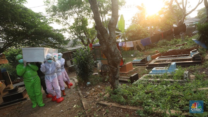 Sejumlah satgas pemulasaran jenazah covid-19 bersiap untuk memakamkan jenazah covid-19 yang meninggal saat isolasi mandiri di Jalan Camat Gabung, Jagakarsa, Lenteng agung, Jakarta, Jumat (16/7/2021). (CNBC Indonesia/Andrean Kristianto) Sejumlah satgas pemulasaran jenazah covid-19 bersiap untuk memakamkan jenazah covid-19 yang meninggal saat isolasi mandiri di Jalan Camat Gabung, Jagakarsa, Lenteng agung, Jakarta, Jumat (16/7/2021). (CNBC Indonesia/Andrean Kristianto)