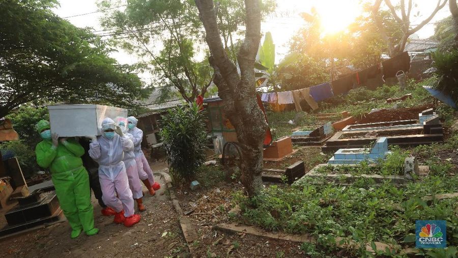 Sejumlah satgas pemulasaran jenazah covid-19 bersiap untuk memakamkan jenazah covid-19 yang meninggal saat isolasi mandiri di Jalan Camat Gabung, Jagakarsa, Lenteng agung, Jakarta, Jumat (16/7/2021). (CNBC Indonesia/Andrean Kristianto)