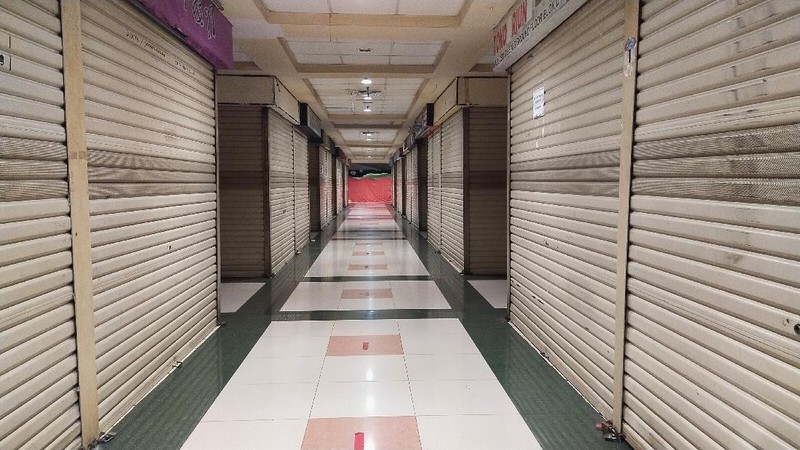 Suasana pusat perbelanjaan dikawasan Ciledug, Kota Tangerang, Jumat (16/7/2021). Pemerintah menyiapkan skenario Pemberlakuan Pembatasan Kegiatan Masyarakat atau PPKM Darurat hingga 6 Minggu kedepan, langkah ini untuk menahan bertambahnya kasus Covid-19. (CNBC Indonesia/Tri Susilo)