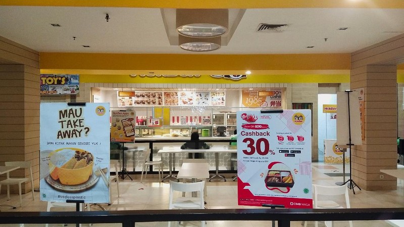Suasana pusat perbelanjaan dikawasan Ciledug, Kota Tangerang, Jumat (16/7/2021). Pemerintah menyiapkan skenario Pemberlakuan Pembatasan Kegiatan Masyarakat atau PPKM Darurat hingga 6 Minggu kedepan, langkah ini untuk menahan bertambahnya kasus Covid-19. (CNBC Indonesia/Tri Susilo)
