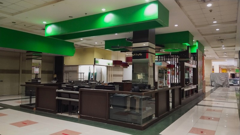 Suasana pusat perbelanjaan dikawasan Ciledug, Kota Tangerang, Jumat (16/7/2021). Pemerintah menyiapkan skenario Pemberlakuan Pembatasan Kegiatan Masyarakat atau PPKM Darurat hingga 6 Minggu kedepan, langkah ini untuk menahan bertambahnya kasus Covid-19. (CNBC Indonesia/Tri Susilo) Suasana pusat perbelanjaan dikawasan Ciledug, Kota Tangerang, Jumat (16/7/2021). Pemerintah menyiapkan skenario Pemberlakuan Pembatasan Kegiatan Masyarakat atau PPKM Darurat hingga 6 Minggu kedepan, langkah ini untuk menahan bertambahnya kasus Covid-19. (CNBC Indonesia/Tri Susilo)