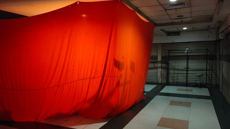 Suasana pusat perbelanjaan dikawasan Ciledug, Kota Tangerang, Jumat (16/7/2021). Pemerintah menyiapkan skenario Pemberlakuan Pembatasan Kegiatan Masyarakat atau PPKM Darurat hingga 6 Minggu kedepan, langkah ini untuk menahan bertambahnya kasus Covid-19. (CNBC Indonesia/Tri Susilo) Suasana pusat perbelanjaan dikawasan Ciledug, Kota Tangerang, Jumat (16/7/2021). Pemerintah menyiapkan skenario Pemberlakuan Pembatasan Kegiatan Masyarakat atau PPKM Darurat hingga 6 Minggu kedepan, langkah ini untuk menahan bertambahnya kasus Covid-19. (CNBC Indonesia/Tri Susilo)