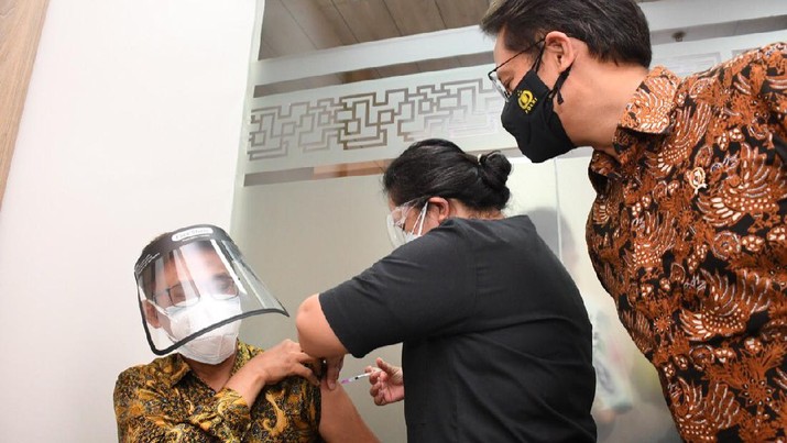 Vaksin booster Moderna Suasana penyuntikkan vaksin booster untuk nakes di RSCM.