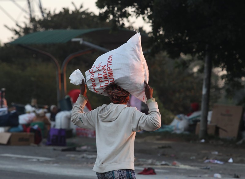 Kerusuhan dan Penjarahan di Afrika Selatan. (AP/Themba Hadebe)