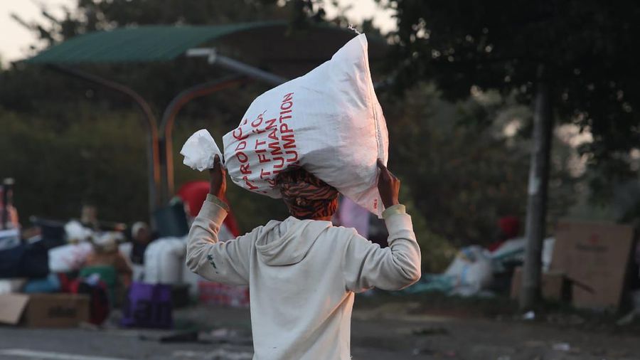 Kerusuhan dan Penjarahan di Afrika Selatan. (AP/Themba Hadebe)