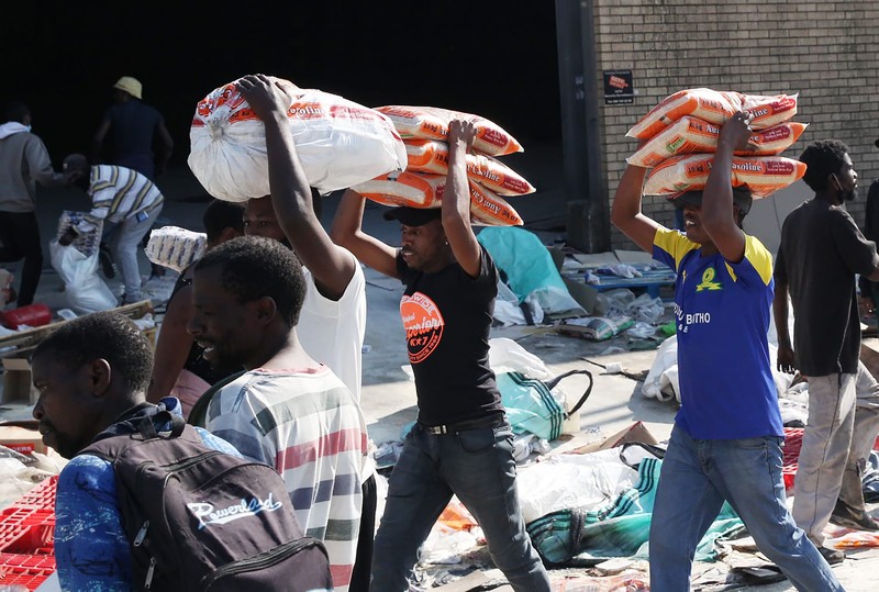 Kerusuhan dan Penjarahan di Afrika Selatan. (AP/Themba Hadebe)