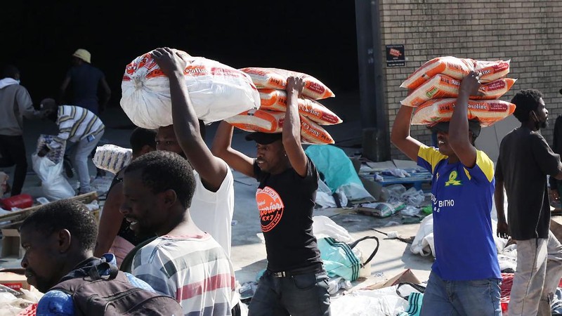 Kerusuhan dan Penjarahan di Afrika Selatan. (AP/Themba Hadebe)