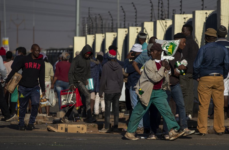 Kerusuhan dan Penjarahan di Afrika Selatan. (AP/Themba Hadebe)