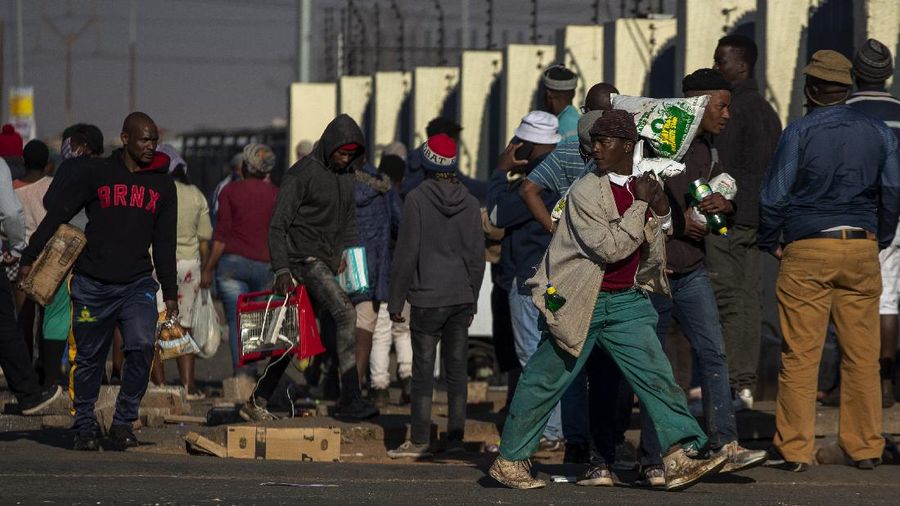 Kerusuhan dan Penjarahan di Afrika Selatan. (AP/Themba Hadebe)