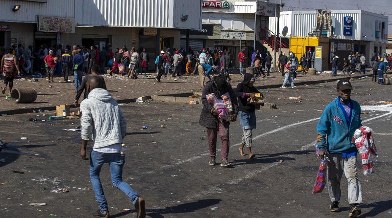 Kerusuhan dan Penjarahan di Afrika Selatan. (AP/Themba Hadebe)