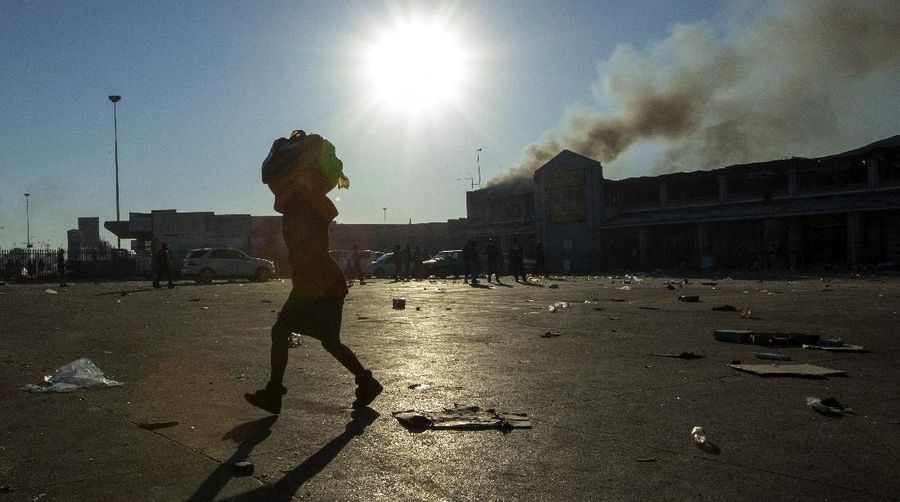 Kerusuhan dan Penjarahan di Afrika Selatan. (AP/Themba Hadebe)