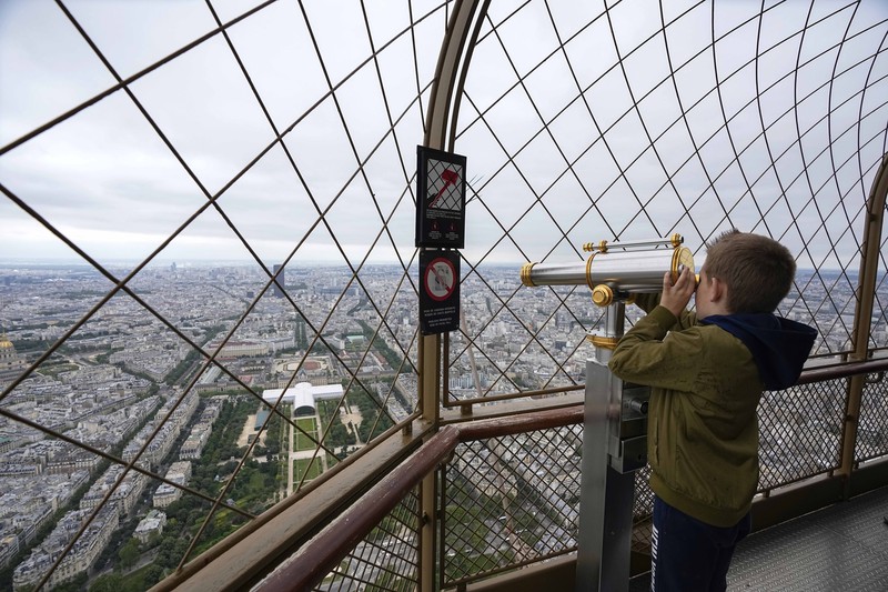 Menara Eiffel Perancis buka kembali. (AP/Michel Euler) Menara Eiffel Perancis buka kembali. (AP/Michel Euler)