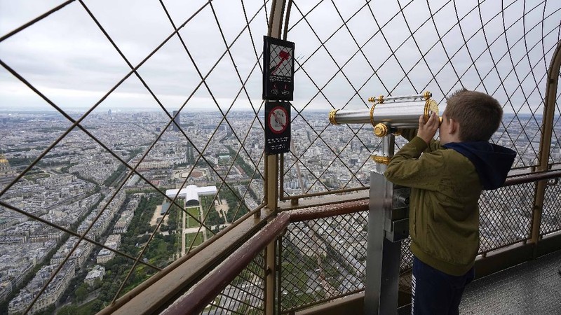 Menara Eiffel Perancis buka kembali. (AP/Michel Euler)