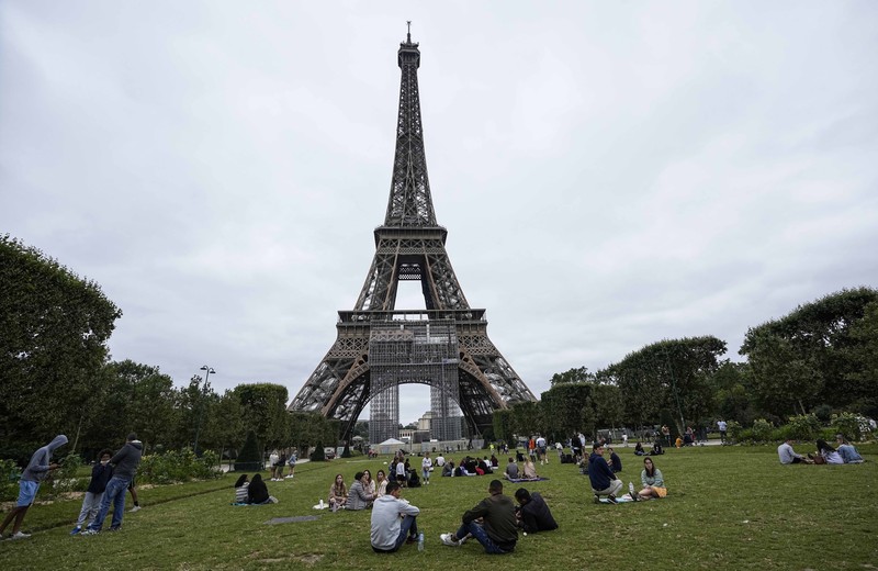 Menara Eiffel Perancis buka kembali. (AP/Michel Euler)