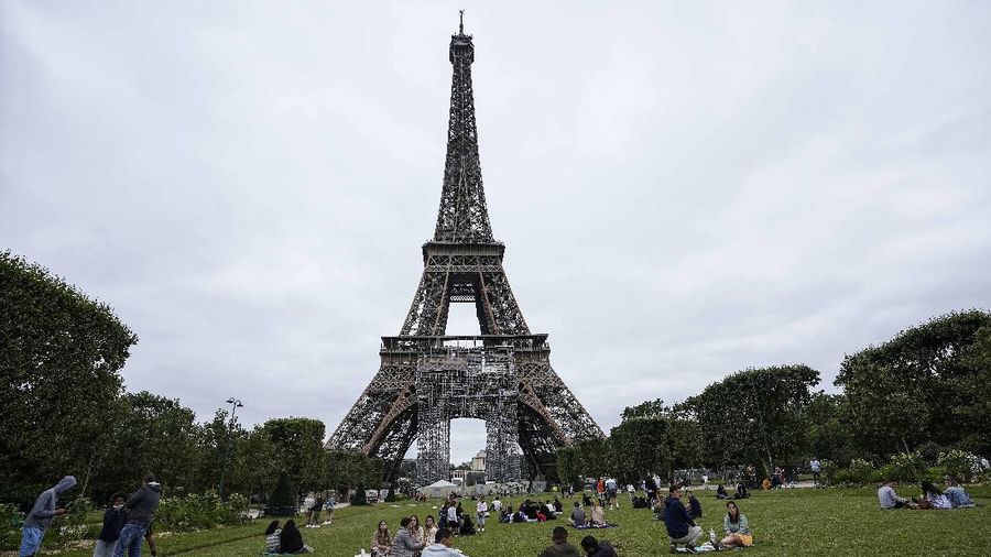 Menara Eiffel Perancis buka kembali. (AP/Michel Euler)