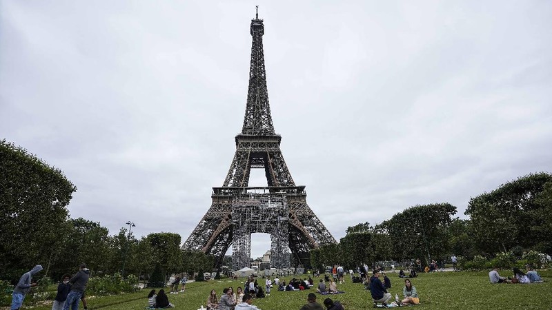 Menara Eiffel Perancis buka kembali. (AP/Michel Euler)