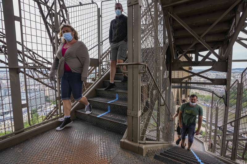 Menara Eiffel Perancis buka kembali. (AP/Michel Euler)
