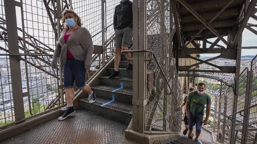 Menara Eiffel Perancis buka kembali. (AP/Michel Euler)