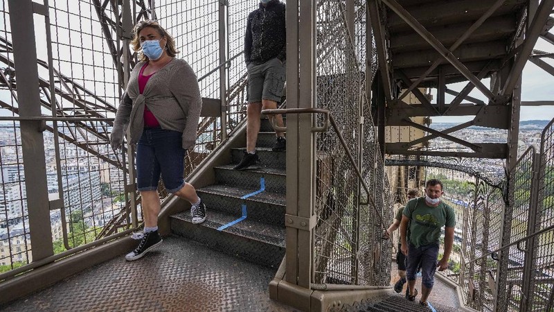 Menara Eiffel Perancis buka kembali. (AP/Michel Euler)