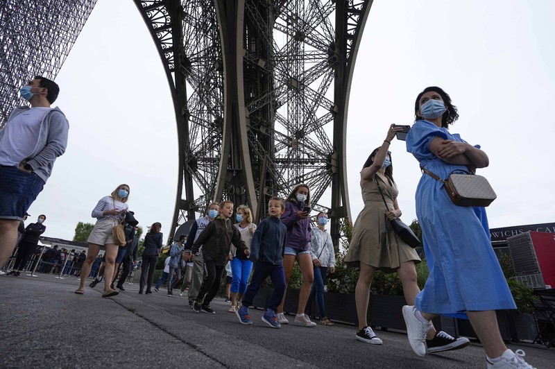 Menara Eiffel Perancis buka kembali. (AP/Michel Euler)