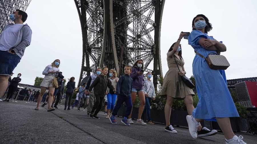 Menara Eiffel Perancis buka kembali. (AP/Michel Euler)