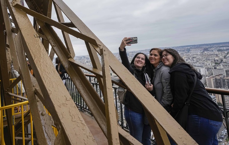 Menara Eiffel Perancis buka kembali. (AP/Michel Euler)
