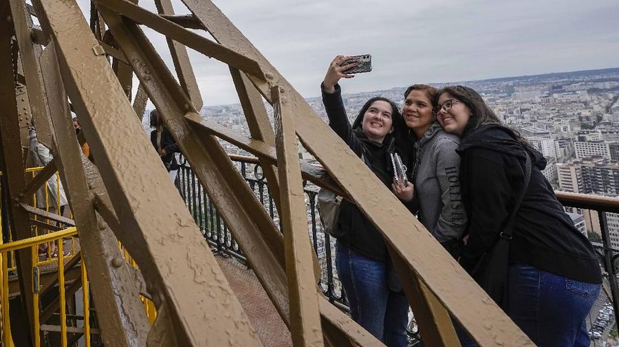 Menara Eiffel Perancis buka kembali. (AP/Michel Euler)