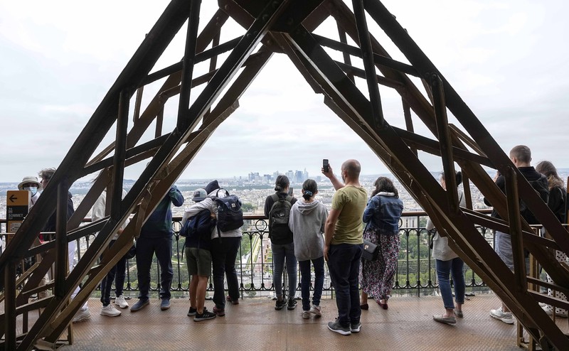 Menara Eiffel Perancis buka kembali. (AP/Michel Euler)