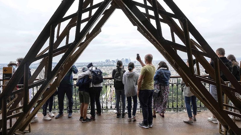 Menara Eiffel Perancis buka kembali. (AP/Michel Euler)