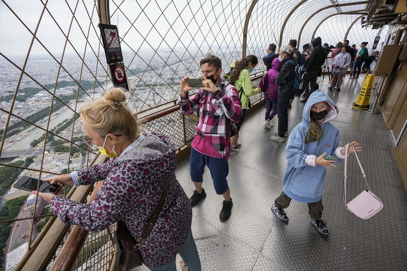 Menara Eiffel Perancis buka kembali. (AP/Michel Euler)