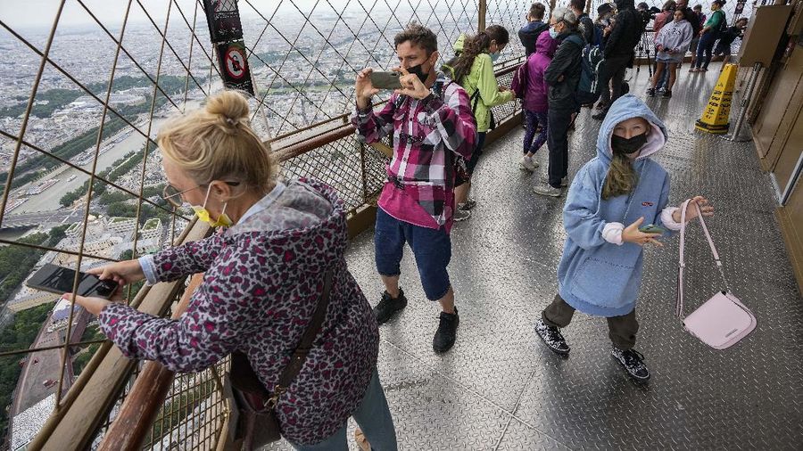 Menara Eiffel Perancis buka kembali. (AP/Michel Euler)