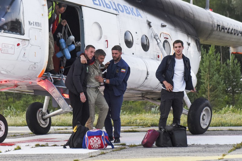 Penumpang selamat pesawat Antonov An-28. (AP/Taisya Vorontsova) Penumpang selamat pesawat Antonov An-28. (AP/Taisya Vorontsova)
