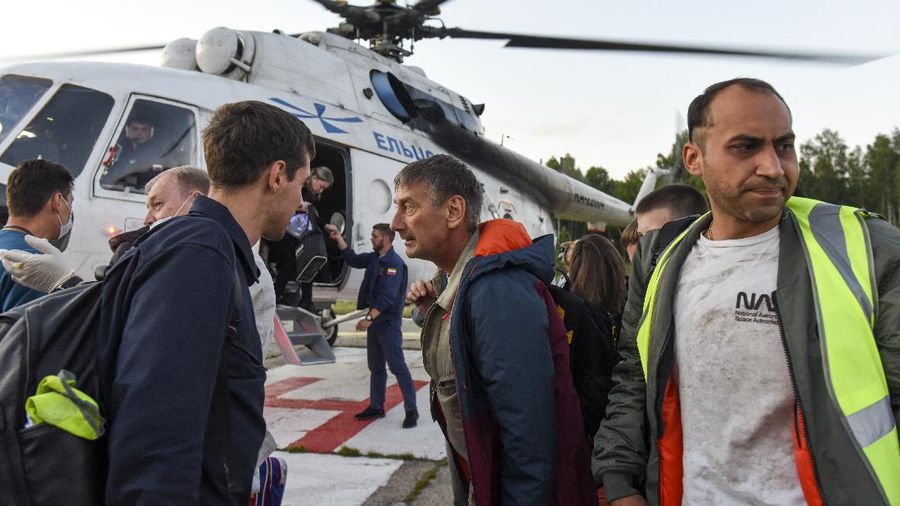 Penumpang selamat pesawat Antonov An-28.  (AP/Taisya Vorontsova)