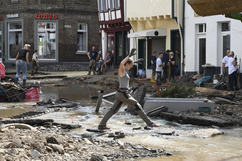 Banjir di Jerman Helpers check for victims in flooded cars on a road in Erftstadt, Germany, Saturday, July 17, 2021. Due to strong rainfall, the small Erft river went over its banks, causing massive damage. (AP Photo/Michael Probst)