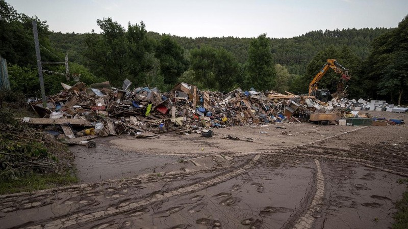 Helpers check for victims in flooded cars on a road in Erftstadt, Germany, Saturday, July 17, 2021. Due to strong rainfall,  the small Erft river went over its banks,  causing massive damage. (AP Photo/Michael Probst)