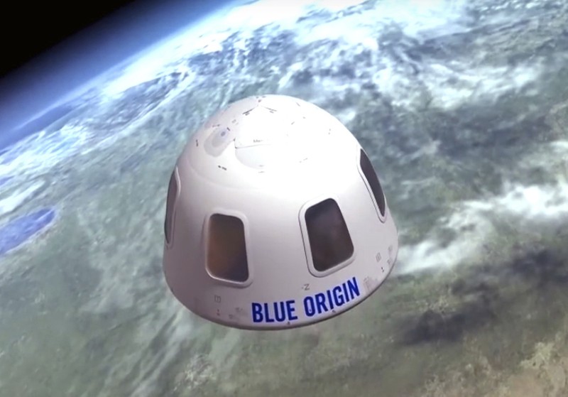 Jeff Bezos berbicara di depan model pendarat bulan, Blue Origin's Blue Moon di Washington. FILE - In this Thursday, May 9, 2019 file phto, Jeff Bezos speaks in front of a model of Blue Origin's Blue Moon lunar lander in Washington. In 2020, NASA Administrator Jim Bridenstine said space is currently a $400 billion market, including satellites. Opening up spaceflight to paying customers, he said, could expand the market to $1 trillion. (AP Photo/Patrick Semansky)